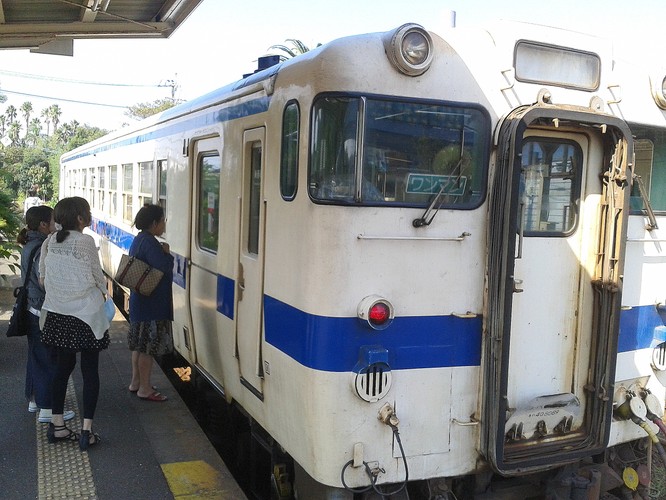 A tak wyglądał najbardziej zaniedbany pociąg, którym zdarzyło mi się podróżować w Japonii. Oby każdy skład PKP był w takim stanie.