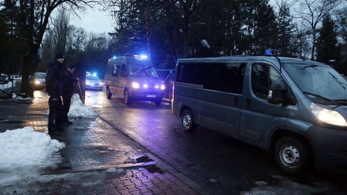 Dotychczasowe decyzje prokuratury o ekshumacjach były wydane na podstawie Kodeksu postępowania karnego, który nie dopuszcza możliwości odstąpienia od takiej czynności - oświadczyła Prokuratura Krajowa, zapowiadając, że odniesie się do argumentów sądu w piśmie do TK. Z kolei szef klubu PiS, zapytany dzisiaj przez dziennikarzy czy ekshumacje powinny zostać wstrzymane podkreślił, że to TK rozstrzygnie kwestię ekshumacji ofiar katastrofy smoleńskiej.