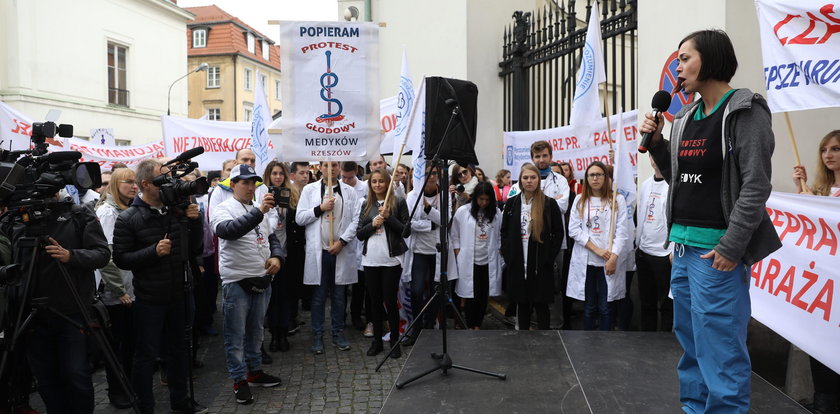 Gigantyczne podwyżki w IPN i dla urzędników od wody! A dla lekarzy nie ma!