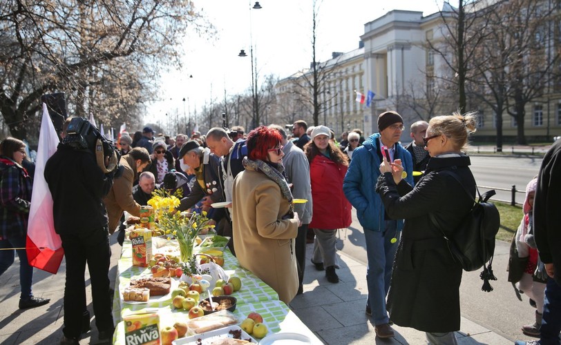 WIELKANOCNA DEMONSTRACJA KOMITETU OBRONY DEMOKRACJI PRZED KANCELARIĄ PREMIERA