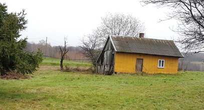 Zaginiona 30-latka leżała w opuszczonym domu, zawinięta we włókninę. Pilnie potrzebowała pomocy