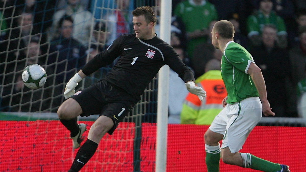 Przeżywający ciężkie chwile po meczu z Irlandią Północną Artur Boruc może liczyć na wsparcie ze strony całego Celtiku Glasgow. Ze słowami poparcia dla kontrowersyjnego golkipera pospieszył menedżer zespołu, Gordon Strachan. Polakowi paradoksalnie pomogli też dwaj piłkarze lokalnego rywala, Rangers, których wybryki stały się pożywką dla szkockich mediów.