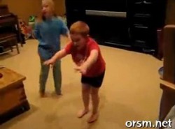 Ten mały chłopiec to mistrz parkietu!