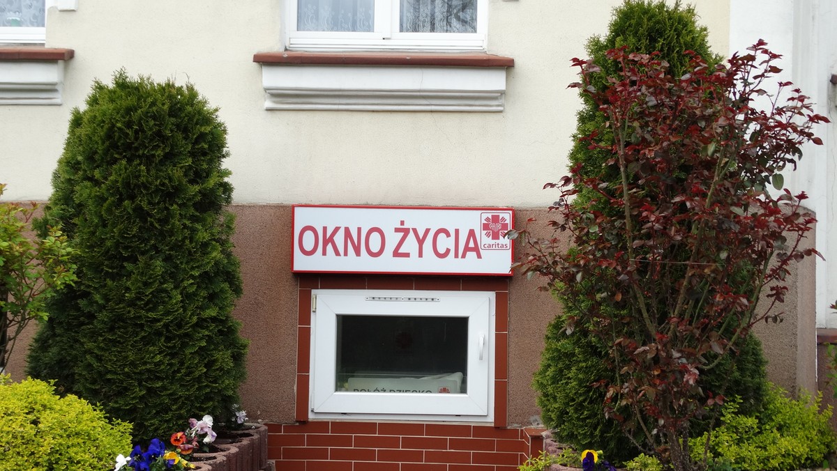 W "oknie życia" przy ostrowskim Klasztorze Sióstr św. Elżbiety pozostawiono ubiegłej nocy niemowlę. Okazało się, że chłopczyk urodził się kilka godzin wcześniej, a do klasztoru przyniosła go jego 17-letnia matka - podał portal se.pl. Teraz prokuratura zbada, czy doszło do porzucenia dziecka.