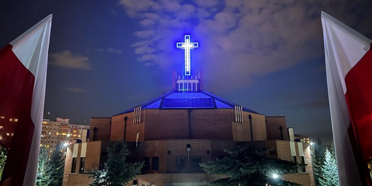 Parafia znajduje się w okolicy, w której z każdej strony stoją bloki pełne mieszkań.