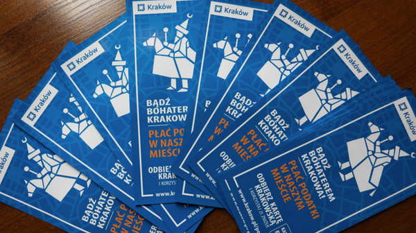 Miejska kampania „Płacę podatki w Krakowie daje na to pytanie prostą odpowiedź: wpisując w rocznym zeznaniu podatkowym faktyczny adres zamieszkania. Wtedy podatek PIT, dzielony między samorządy i budżet państwa, trafia do lokalnej wspólnoty. 