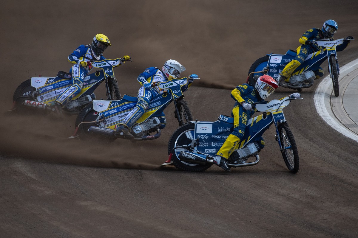 Zawodnik Motoru Lublin Jarosław Hampel (kask czerwony) i Maksym Drabik (niebieski) oraz Paweł Przedpełski (żółty) i Robert Lambert (biały) z For Nature Solutions Apator Toruń podczas meczu żużlowej Ekstraligi