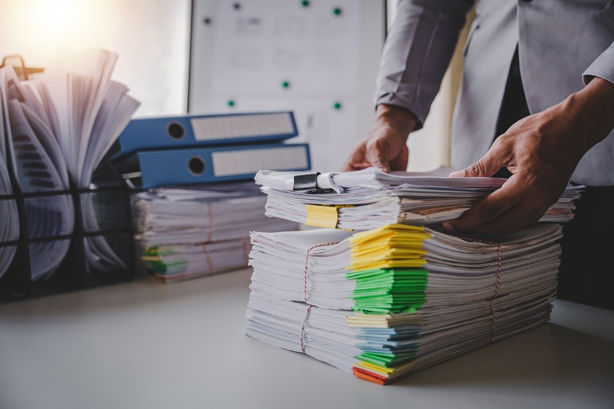 Przechowywanie dokumentacji pracowniczej - ile lat przechowuje się akta osobowe pracowników? Od kiedy liczy się 10 lat i 50 lat?
