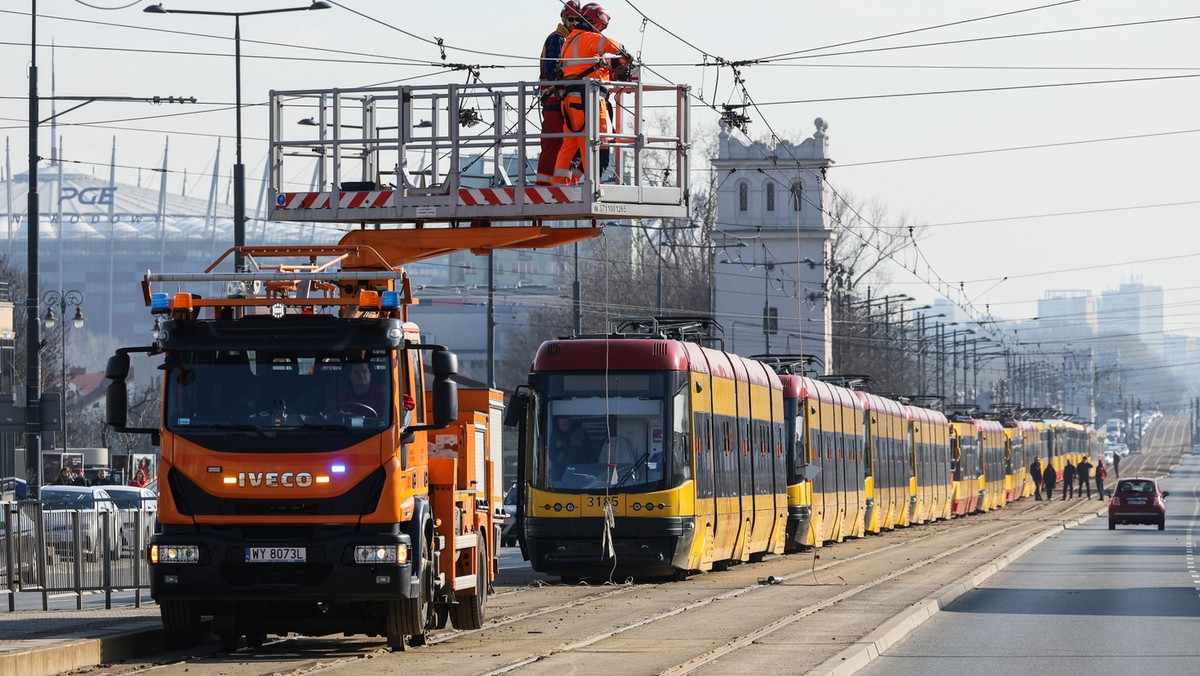 Zerwana trakcja w centrum Warszawy. Ruch tramwajów na Al. Jerozolimskich wstrzymany