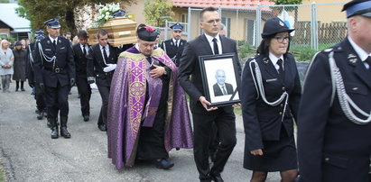 Poruszająca scena na pogrzebie wójta. Nad głowami żałobników przeleciał samolot. To nie był przypadek 