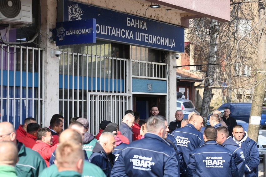 Oko 200 komunalaca danas ćeka u redovima ispred banke u Severnoj Mitrovici