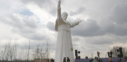 Najwyższy pomnik papieża stoi w Częstochowie! Ma...