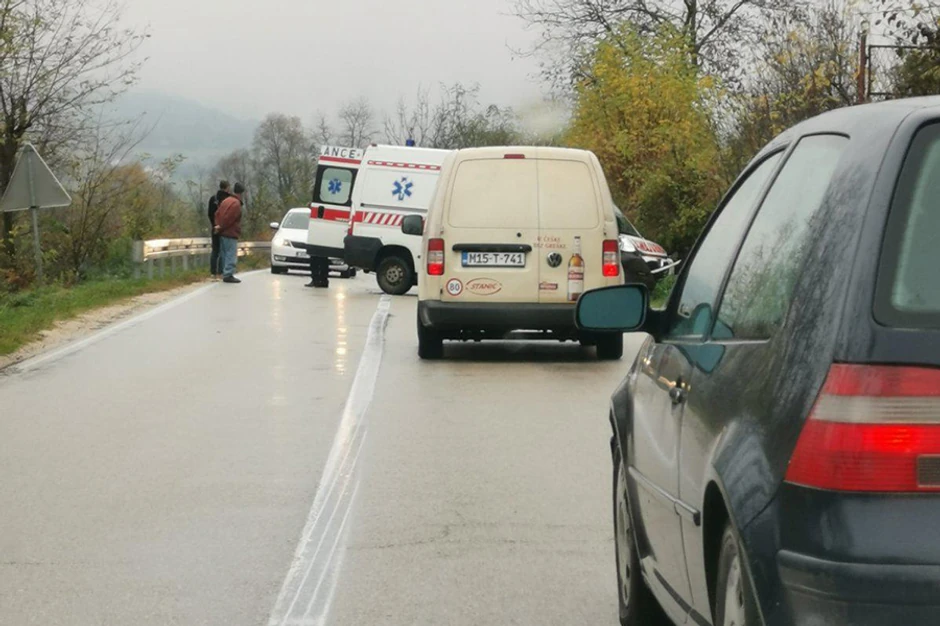 Hitna-pomoć sletela s puta 1