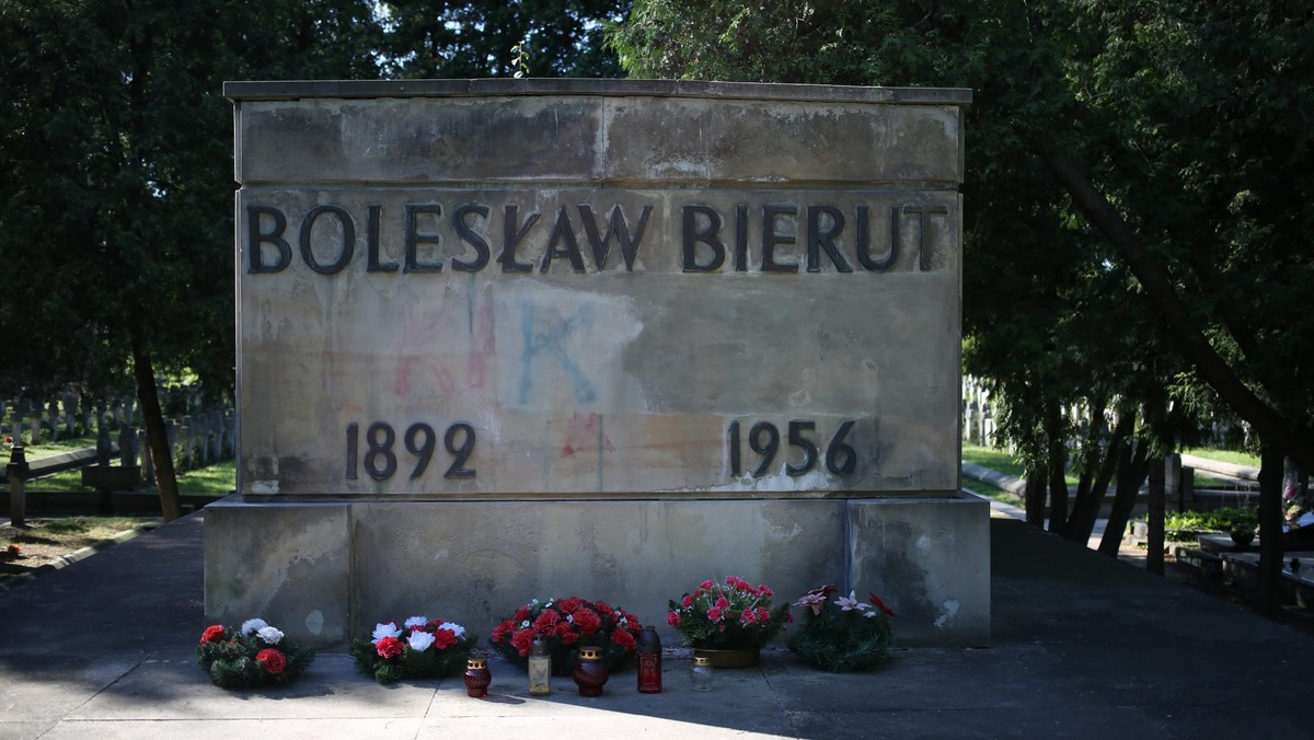 Stołeczna prokuratura wniosła do sądu o warunkowe umorzenie sprawy znieważenia 1 sierpnia 2016 r. przez Monikę S. i Janusza W. nagrobku Bolesława Bieruta na Cmentarzu Powązkowskim w Warszawie.