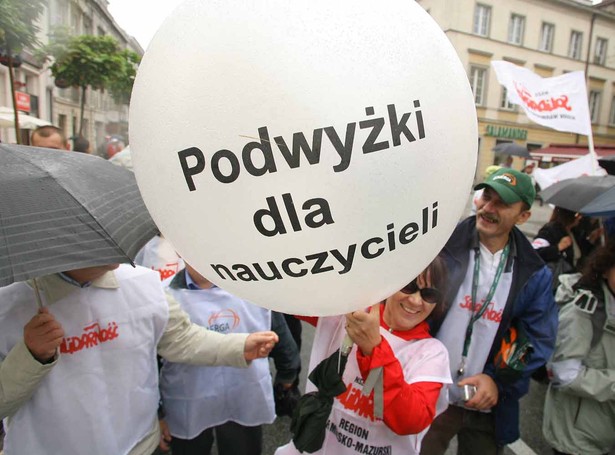 Nauczyciele nie odpuszczają ws. podwyżek