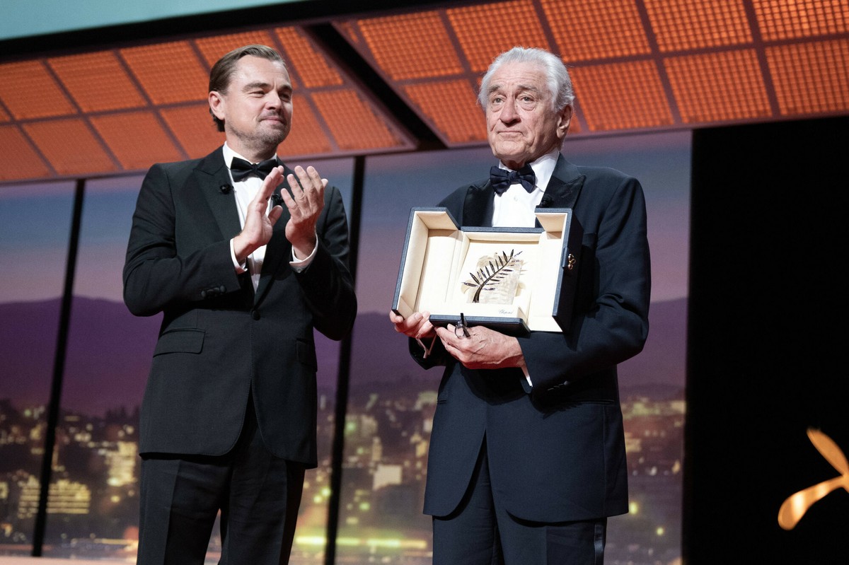 MFF Cannes 2025. Podczas ceremonii otwarcia Robert De Niro odebrał z rąk Leonarda DiCaprio honorową Złotą Palmę