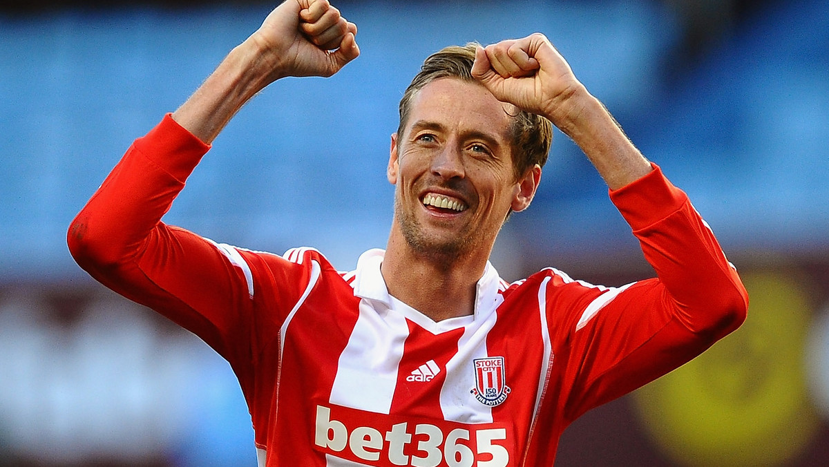 Peter Crouch już raz pokazał swoje umiejętności taneczne, kiedy na mistrzostwach świata w 2006 roku zademonstrował fanom "taniec robota". Napastnik Stoke City postanowił przypomnieć wszystkim o swoich nietypowych zdolnościach i "zatańczył" siedząc za kierownicą...