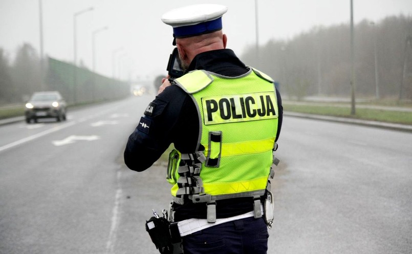 Policjant kontroluje prędkość kierowców