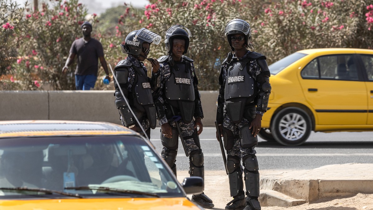 Policja w Senegalu dokonała aresztowań i wystrzeliła gaz łzawiący w kierunku zwolenników opozycji, którzy protestowali w stolicy kraju, Dakarze, przeciwko decyzji prezydenta Macky’ego Salla o przełożeniu wyborów prezydenckich – poinformowała w niedzielę agencja Associated Press.