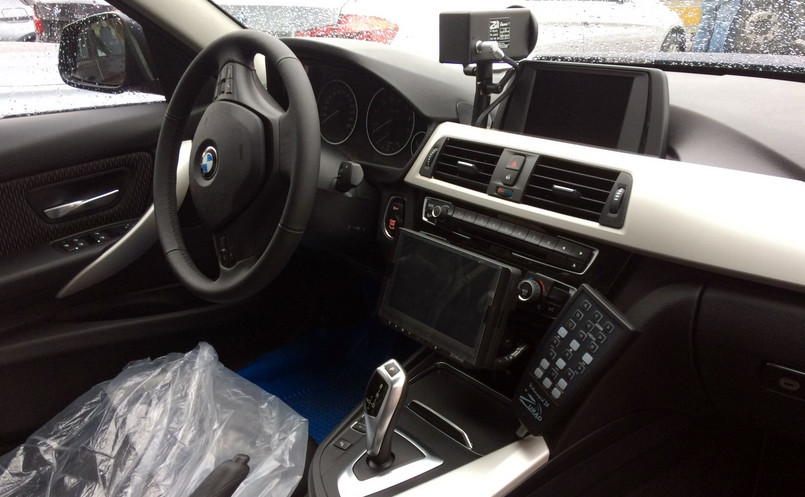 Policyjne BMW 330i xDrive skrzynię automatyczną