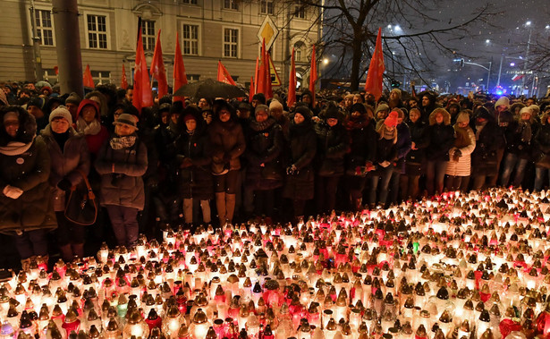 Mimo tragedii za wcześnie na lex Adamowicz. Rząd nie będzie walczył z hejterami