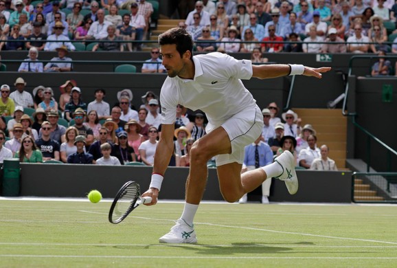 Novak Đoković tokom meča sa Poljakom Hurkačem u šesnaestini finala Vimbldona 2019.