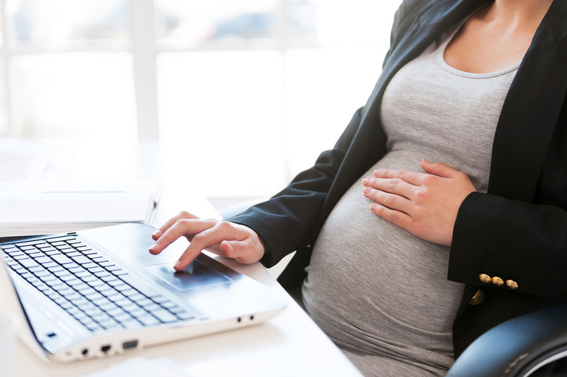 Jeżeli kobieta w ciąży pracuje dłużej niż 8 godzin, pracodawca ma obowiązek zmienić jej godziny pracy lub przenieść ją na inne stanowisko.