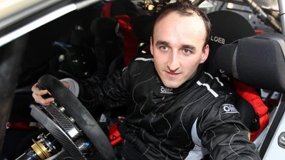 Robert Kubica za kierownicą samochodu rajdowego drzwi otwarte