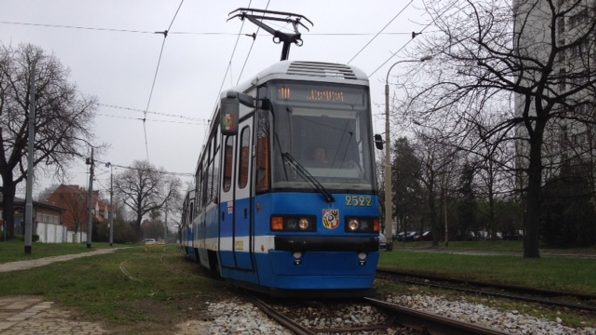 Wrocławskie MPK ogłosiło konkurs fotograficzny. Zadanie jest z pozoru proste: zrobić zdjęcie tramwaju na jednym z wrocławskich mostów albo z widokiem na most. Do wygrania są m.in. bilety komunikacji miejskiej. Autor najlepszej fotki może jednak liczyć na coś ekstra – kurs jazdy tramwajem.