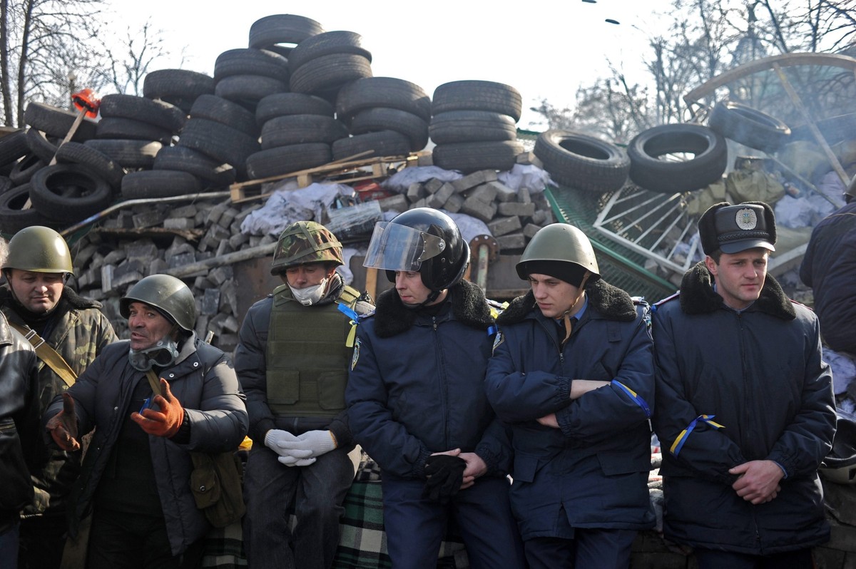 Milicjanci ze Lwowa przeszli na stronę opozycji. Fot. EPA/ALEXEY FURMAN/PAP/EPA