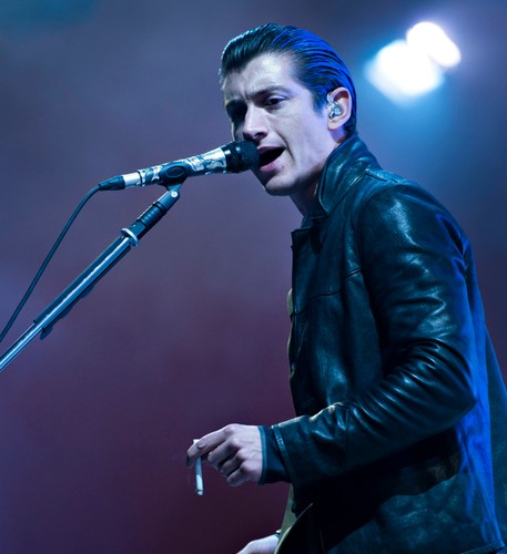Alex Turner z Arctic Monkeys na Roskilde Festival 2014