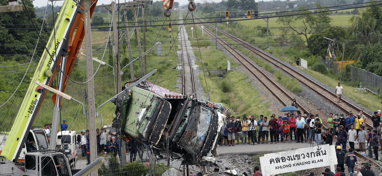 Autobus zderzył się z pociągiem w Tajlandii. Zginęło co najmniej 20 osób