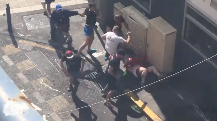 A földön fekvő szurkoló nem tudta magát megvédeni a túlerőben lévő támadóktól /Fotó: YouTube