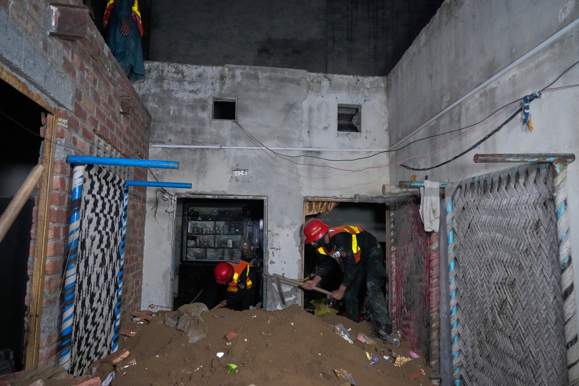 Pri páde strechy na vzdelávacom centre v Láhaur zahynulo 14 detí.