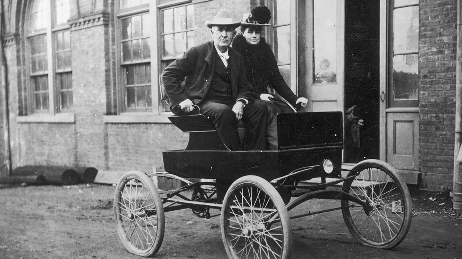 Edison z żoną w prototypie pierwszego samochodu elektrycznego
