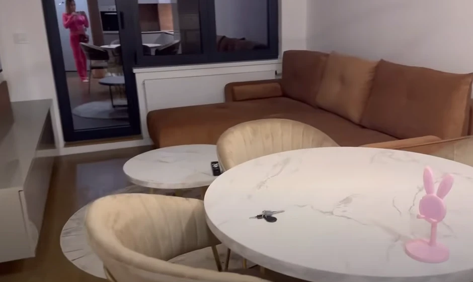 Maca Diskrecija pokazala stan