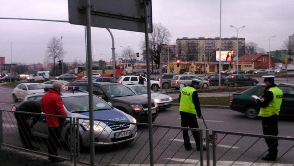 Do potrącenia pieszej doszło wczoraj na ulicy Źródłowej w Kielcach, tuż nieopodal rogu z Aleją IX Wieków Kielc. Kobieta trafiła do szpitala - informuje "Echo Dnia".