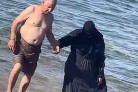 Muslimanski par na plaži podigao internet na noge