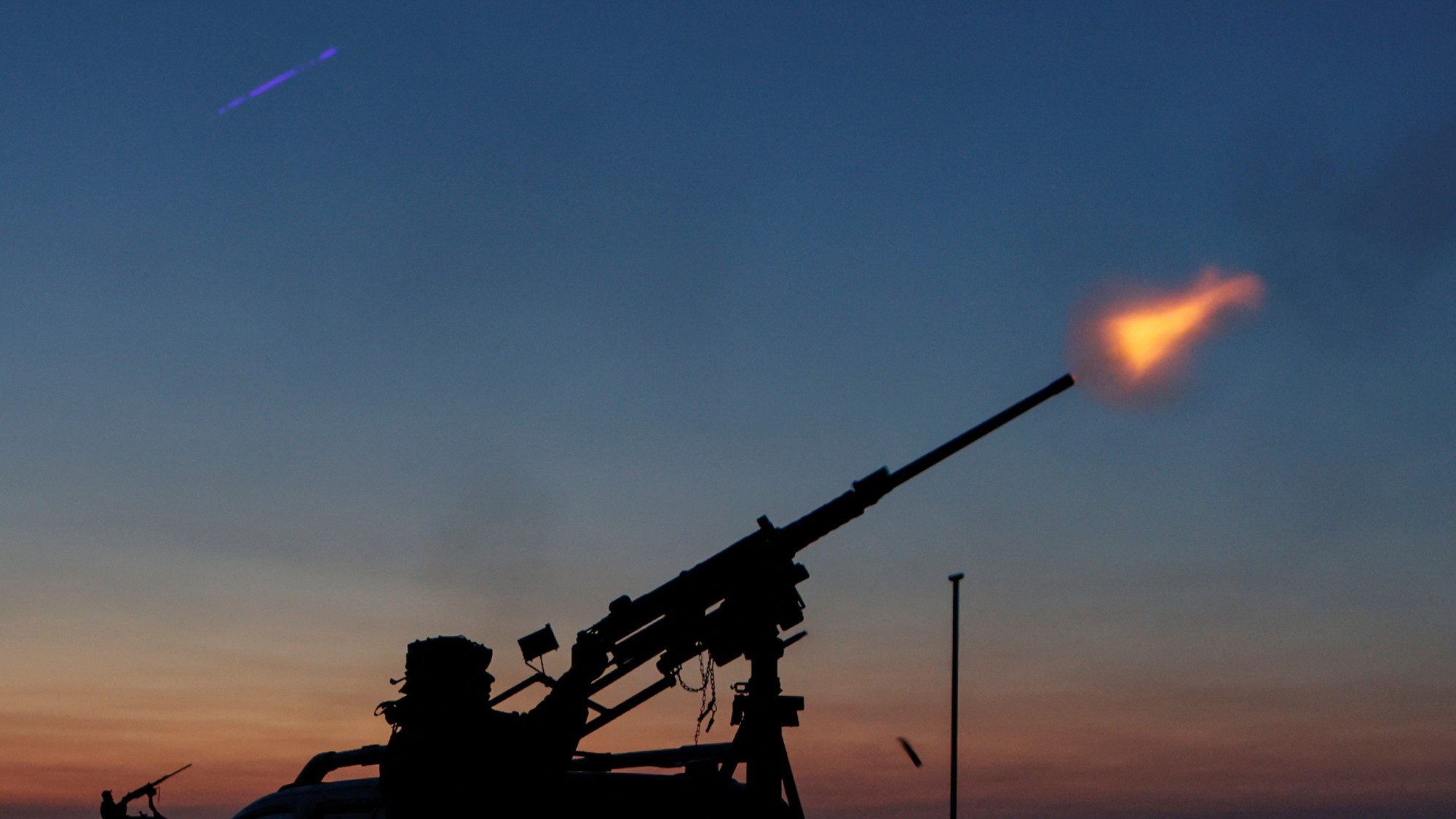 Ukrajinskí vojaci zostreľujú ruský útočný dron.