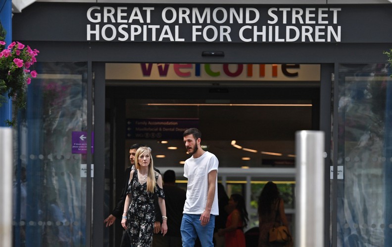 CHARLIE GARD UMIERA, RODZICE WALCZĄ O JEGO ŻYCIE