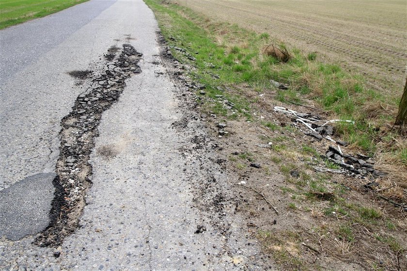 Ale gapa! Zaorał drogę! FOTO