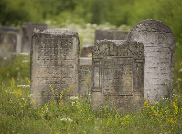 Więźniowie trafią na żydowskie cmentarze