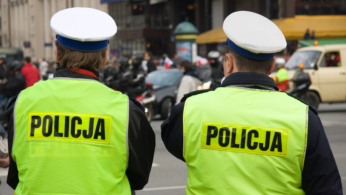 Policjanci szkolą pracowników banków, jak przeciwdziałać oszustwom "na wnuczka" i "na policjanta".
