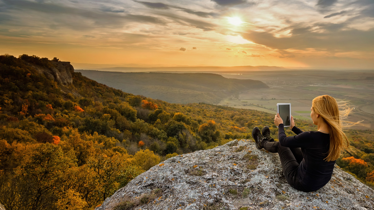 Tablet doskonale sprawdzi się podczas każdego wyjazdu - podróż umilimy sobie oglądając ulubione filmy czy słuchając muzyki. Dzięki wbudowanym wysokiej jakości aparatom, możemy uwieczniać wspólne chwile, spędzone z przyjaciółmi czy rodziną. Sprawdzamy, które modele cieszą się dużym zainteresowaniem.