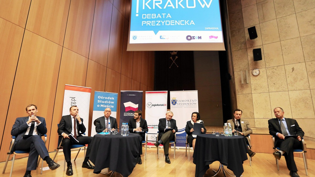 Wczoraj odbyła się kolejna debata kandydatów na prezydenta Krakowa pt. "Wyzwanie: Kraków". W wypełnionym po brzegi Auditorium Maximum UJ poruszano kwestie m.in. rozwoju komunikacji, walki ze smogiem, ale także np. cenę obwarzanka. Podczas debaty sala co chwilę wybuchała śmiechem po wypowiedziach niektórych kandydatów albo po komentarzach internautów, które wyświetlały się na żywo.