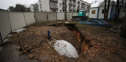 Nowe zapadlisko w Trzebini.  Ziemia zapadła się pod zbiornikiem z materiałem do zasypywania zapadlisk