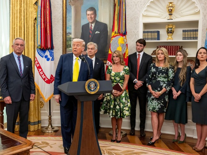 Dok je Donald Tramp držao govor, onesvestila se ćerka čuvenog Srbina: američki predsednik sa Robertom F. Kenedijem, Dr Mehmetom Ozom i njegovom porodicom
