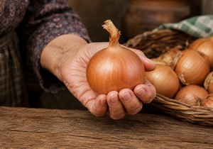 Naše bake su ovako čuvale luk koji je trajao mesecima