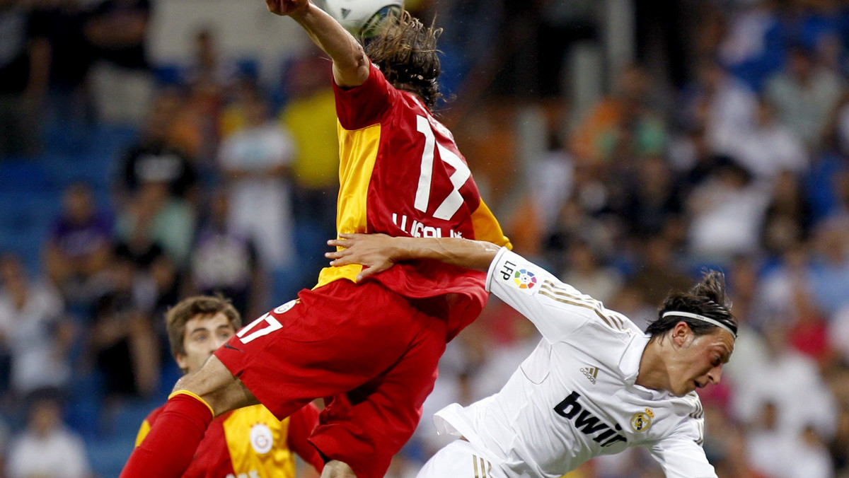 Piłkarze Real Madryt pokonali Galatasaray Stambuł 2:1 (1:1) w 33. edycji Trofeo Santiago Bernabeu. Hiszpanie po raz siódmy z rzędu sięgnęli po prestiżową nagrodę. Na trybunach zasiadło 67 tysięcy widzów.