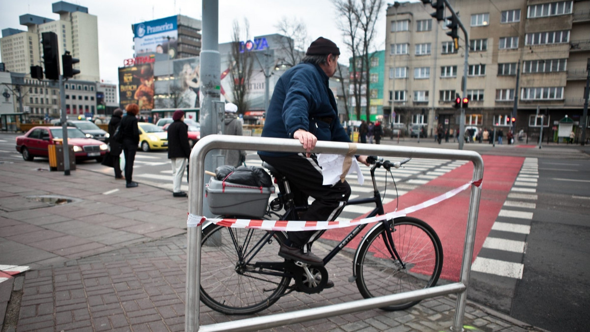 "Polska Dziennik Łódzki": Pierwszy w Polsce elektroniczny licznik rowerzystów ma stanąć we wtorek w Łodzi. Montaż licznika zaczął się w czwartek. Na drodze rowerowej wzdłuż al. Mickiewicza, między Piotrkowską a Kościuszki pojawił się słup, na którym do wtorku stać będzie licznik. Pokaże, ilu rowerzystów jeździ ścieżką. Kosztu urządzenia to nieco ponad 50 tys. zł.